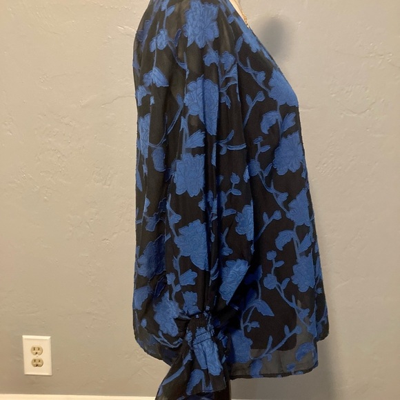 Vince Camaro Floral V-Neck Women's Dark Floral Blouse - Picture 2 of 8